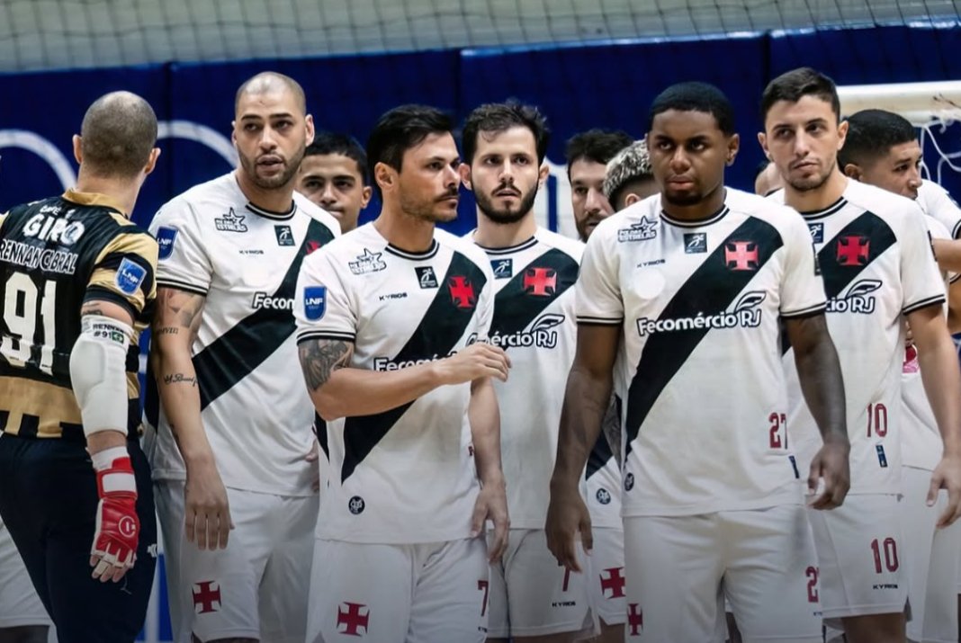 AnalisaCRVG's tweet photo. Nossa equipe de futsal escala jogador suspenso e está eliminada do Campeonato Carioca.

Na partida de ida contra o São Gonçalo, o ala João Loureiro foi escalado de forma irregular, pois estava suspenso da partida.

Com isso, o cruzmaltino está eliminado da competição.

A equipe iria enfrentar o Botafogo na semifinal. 

📷 | Reprodução