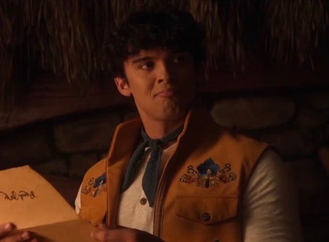 Typica1_Matty's tweet photo. Max giving Luis puppy dog eyes when the much taller and stronger boy steals his hat (Max refuses to admit he likes to see the other wearing his hat) (first time posting im kinda scared..) 
#stronghat https://t.co/p6b4CSodWX