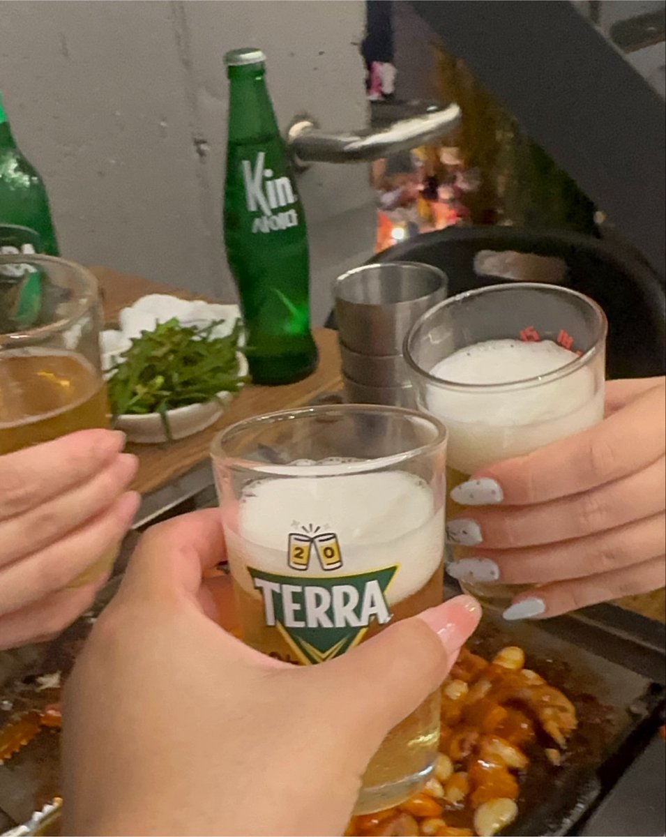 Rarirurerorooo's tweet photo. 昨日は友達と子どもたち寝せた後
コプチャン食べて🍻、
2차はカフェ閉まるまでおしゃべりして、
最後はステッカー写真📷🩷
夜中の1時まで🫢💞楽しかったー😭

海外でここまで気の合う日本の友達
たくさんできて本当に幸せものだと思う🥺
そして快く送り出してくれる旦那にも感謝🙏 https://t.co/9k5Z5hP5fq