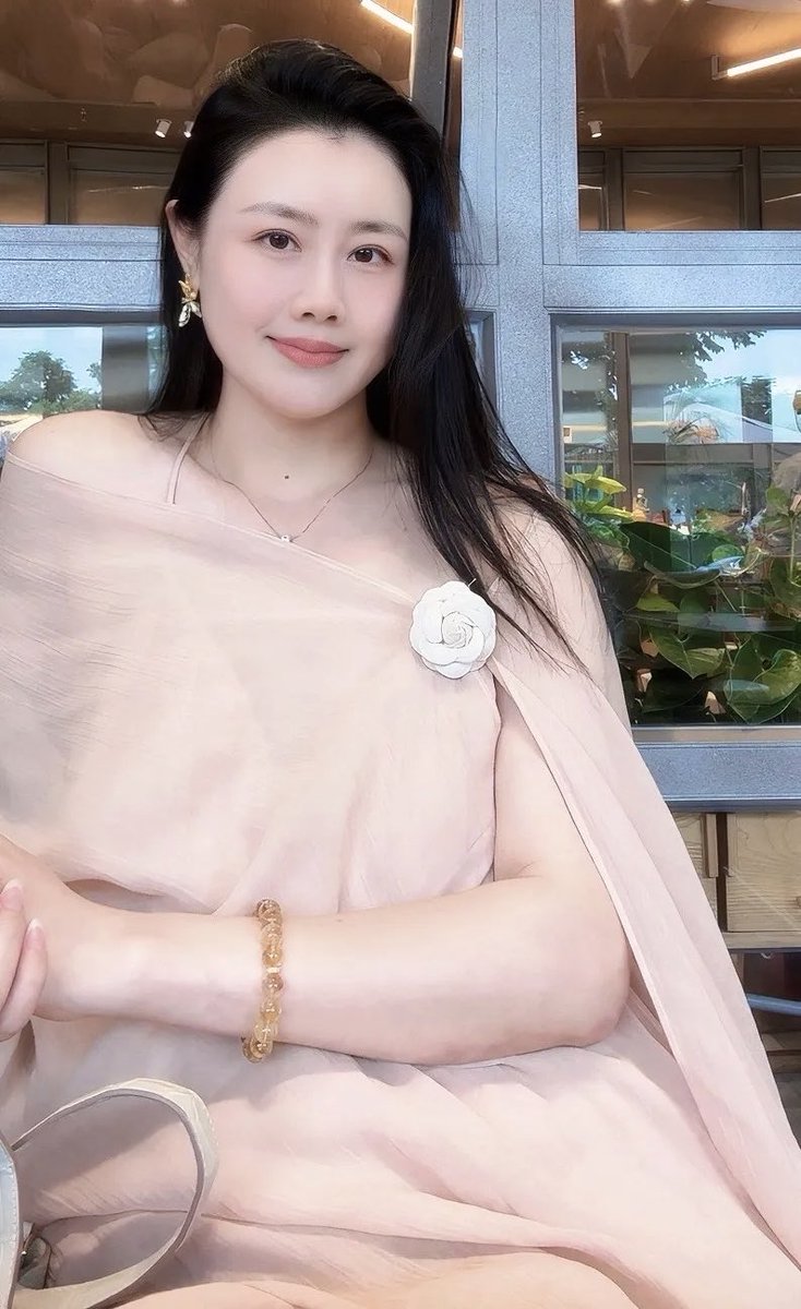 wangxifeng1986's tweet photo. 学到了一个新词，我们这种的叫做中年美少女。
中年的意思就是身体已经不年轻了。美少女的意思是我们不愿意承认自己老了。
别人我不知道，我自己对于四十岁的感悟就是，都能理解，都能感受，都能解决，都能放下，都能接受。 https://t.co/HlwMJD2MWH