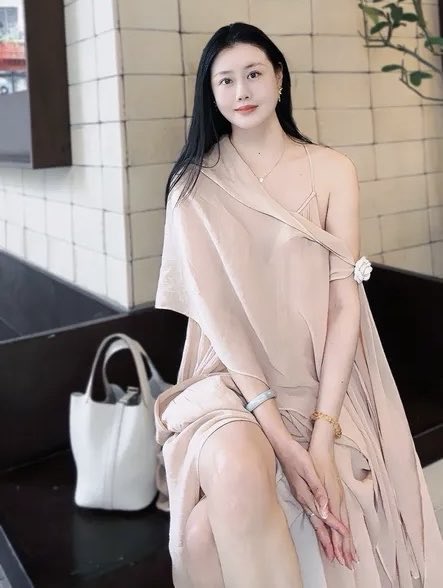 wangxifeng1986's tweet photo. 学到了一个新词，我们这种的叫做中年美少女。
中年的意思就是身体已经不年轻了。美少女的意思是我们不愿意承认自己老了。
别人我不知道，我自己对于四十岁的感悟就是，都能理解，都能感受，都能解决，都能放下，都能接受。 https://t.co/HlwMJD2MWH