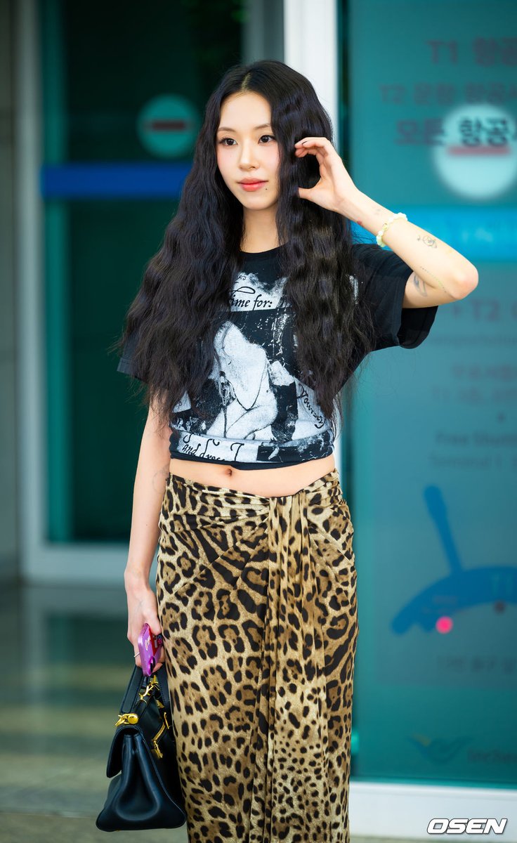 voyd0423's tweet photo. Chaeyoung at the airport heading to Malaysia https://t.co/tUOGKZ9TIN