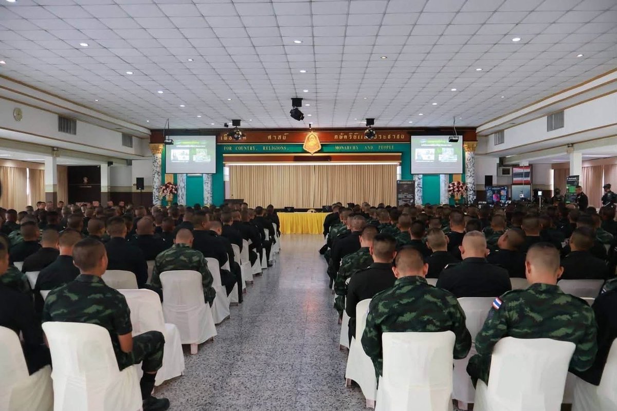 Army_Artillery's tweet photo. เมื่อ 24 ก.ค. 69 พล.ป. จัดการบรรยายความรู้จากชุดปฏิบัติการฟินิกซ์ กองกำลังนเรศวร เกี่ยวกับอากาศยานไร้คนขับโจมตีทิ้งระเบิด ให้กับกำลังพล เพื่อเสริมสร้างความรู้ ความสามารถและประสบการณ์ของกำลังพลในด้านต่างๆ โดย รอง ผบ.พล.ป.(1) เป็นประธานฯ ณ สโมสรนายทหาร พล.ป. https://t.co/kXgn2pQ8VY