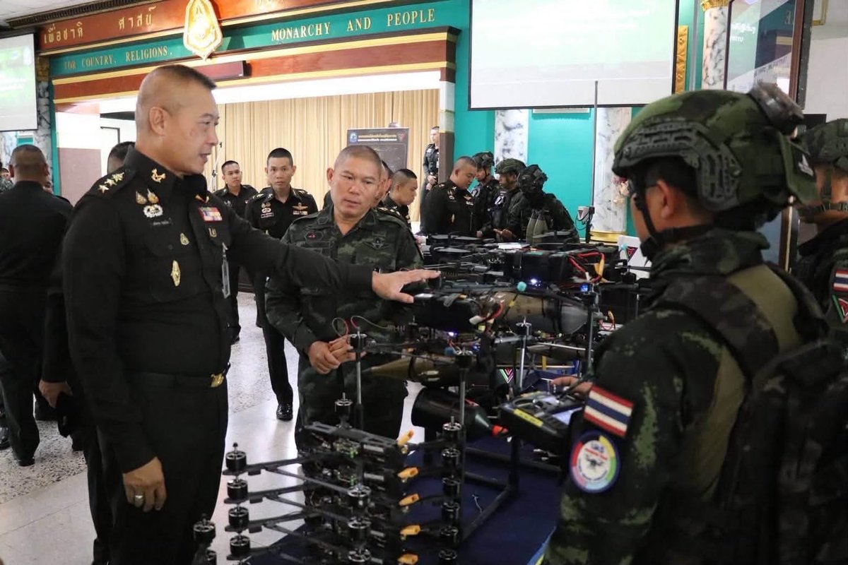 Army_Artillery's tweet photo. เมื่อ 24 ก.ค. 69 พล.ป. จัดการบรรยายความรู้จากชุดปฏิบัติการฟินิกซ์ กองกำลังนเรศวร เกี่ยวกับอากาศยานไร้คนขับโจมตีทิ้งระเบิด ให้กับกำลังพล เพื่อเสริมสร้างความรู้ ความสามารถและประสบการณ์ของกำลังพลในด้านต่างๆ โดย รอง ผบ.พล.ป.(1) เป็นประธานฯ ณ สโมสรนายทหาร พล.ป. https://t.co/kXgn2pQ8VY