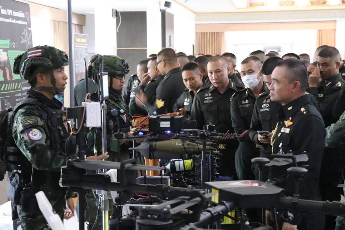Army_Artillery's tweet photo. เมื่อ 24 ก.ค. 69 พล.ป. จัดการบรรยายความรู้จากชุดปฏิบัติการฟินิกซ์ กองกำลังนเรศวร เกี่ยวกับอากาศยานไร้คนขับโจมตีทิ้งระเบิด ให้กับกำลังพล เพื่อเสริมสร้างความรู้ ความสามารถและประสบการณ์ของกำลังพลในด้านต่างๆ โดย รอง ผบ.พล.ป.(1) เป็นประธานฯ ณ สโมสรนายทหาร พล.ป. https://t.co/kXgn2pQ8VY