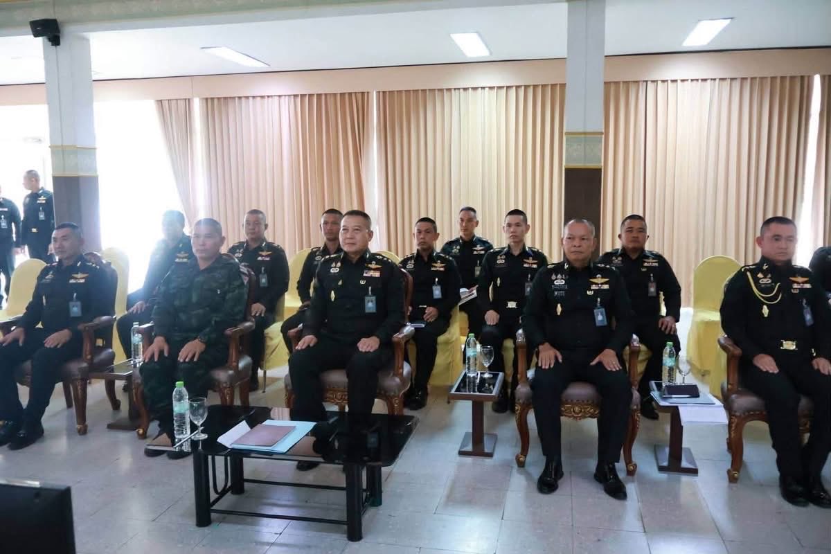 Army_Artillery's tweet photo. เมื่อ 24 ก.ค. 69 พล.ป. จัดการบรรยายความรู้จากชุดปฏิบัติการฟินิกซ์ กองกำลังนเรศวร เกี่ยวกับอากาศยานไร้คนขับโจมตีทิ้งระเบิด ให้กับกำลังพล เพื่อเสริมสร้างความรู้ ความสามารถและประสบการณ์ของกำลังพลในด้านต่างๆ โดย รอง ผบ.พล.ป.(1) เป็นประธานฯ ณ สโมสรนายทหาร พล.ป. https://t.co/kXgn2pQ8VY