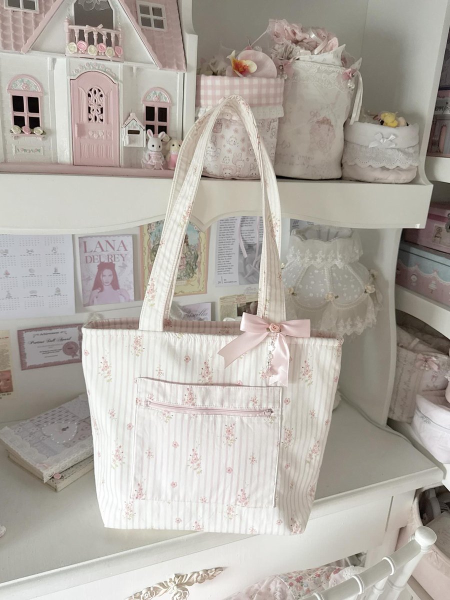 bongmocorner's tweet photo. ✿ 𝐁𝐞́ 𝐃𝐚̂𝐮 𝐒𝐡𝐨𝐮𝐥𝐝𝐞𝐫 𝐁𝐚𝐠 ✿
° ✧ ♡ Strawberry charm in every detail ♡ ✧ °

🍓 225k ˖ ࣪⊹

Em nhỏ xinh cho những ngày muốn thật ngọt ngào ( ˶ᵔ ᵕ ᵔ˶ )♡
💌 𝐃𝐌 𝐭𝐨 𝐎𝐫𝐝𝐞𝐫 ♡

#BôngMơ #bédâu #strawberrybag #pastelbag #kawaiistyle https://t.co/x41omI8m5a