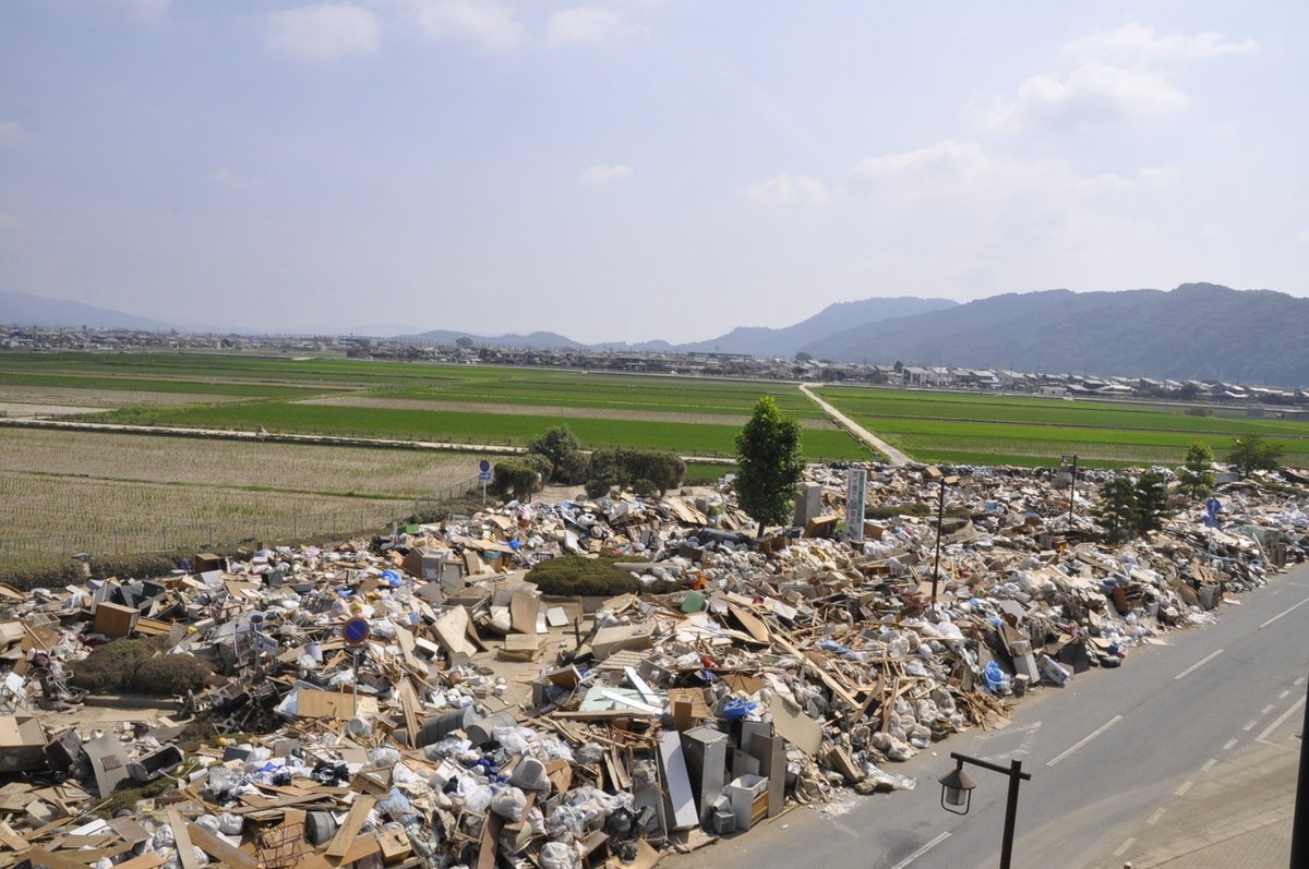 ___774__'s tweet photo. 地震ではないが、8年前の西日本豪雨もこの時期だった。地元で瓦礫の片付けしたけど、屋外作業は本当にキツく、動く時間と休む時間は厳密にして暑さからの身体へのダメージを減らすしかない。 https://t.co/40e20Psheh