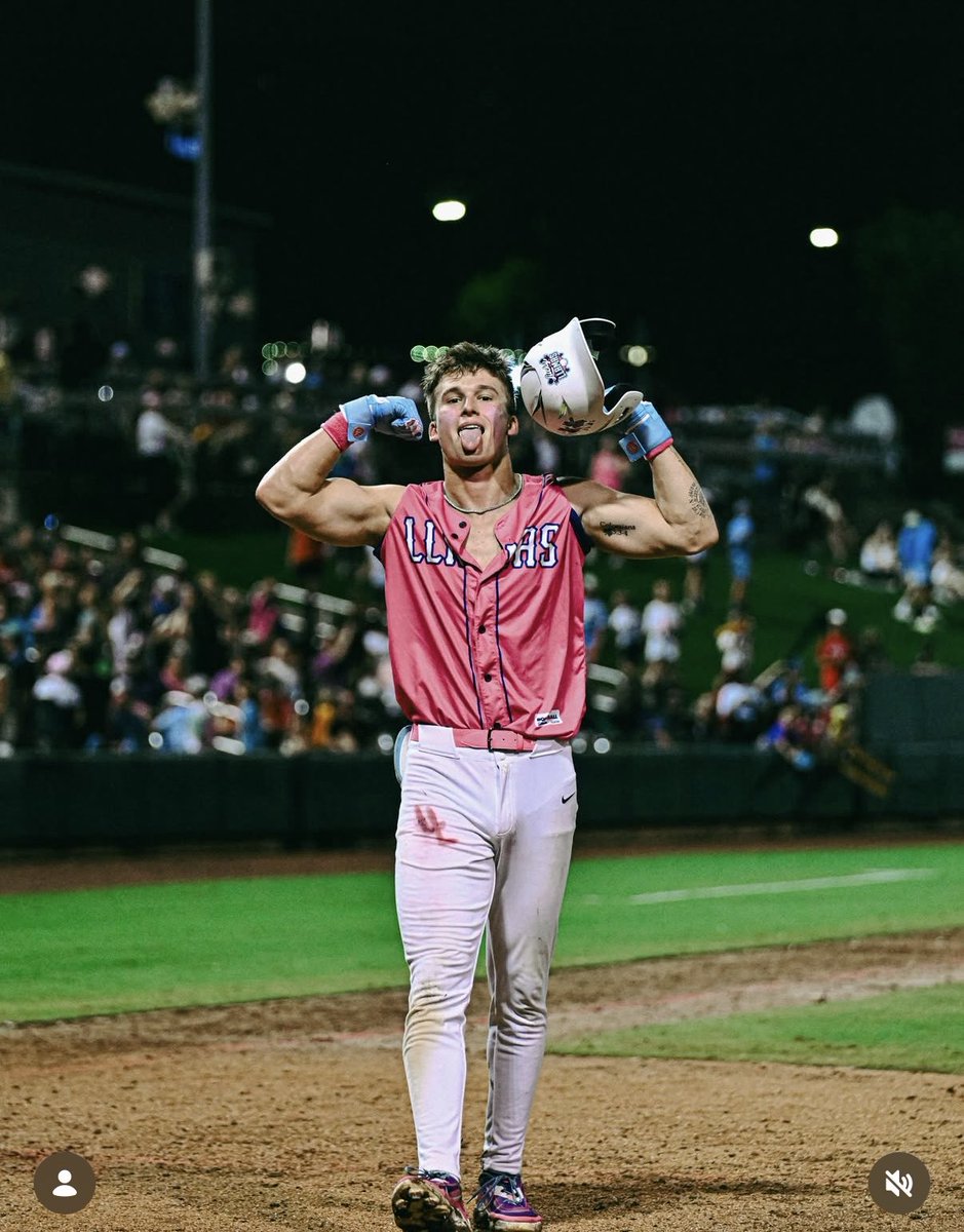 DailyGoonerBoy's tweet photo. Love me a baseball player https://t.co/ToigdlveWI