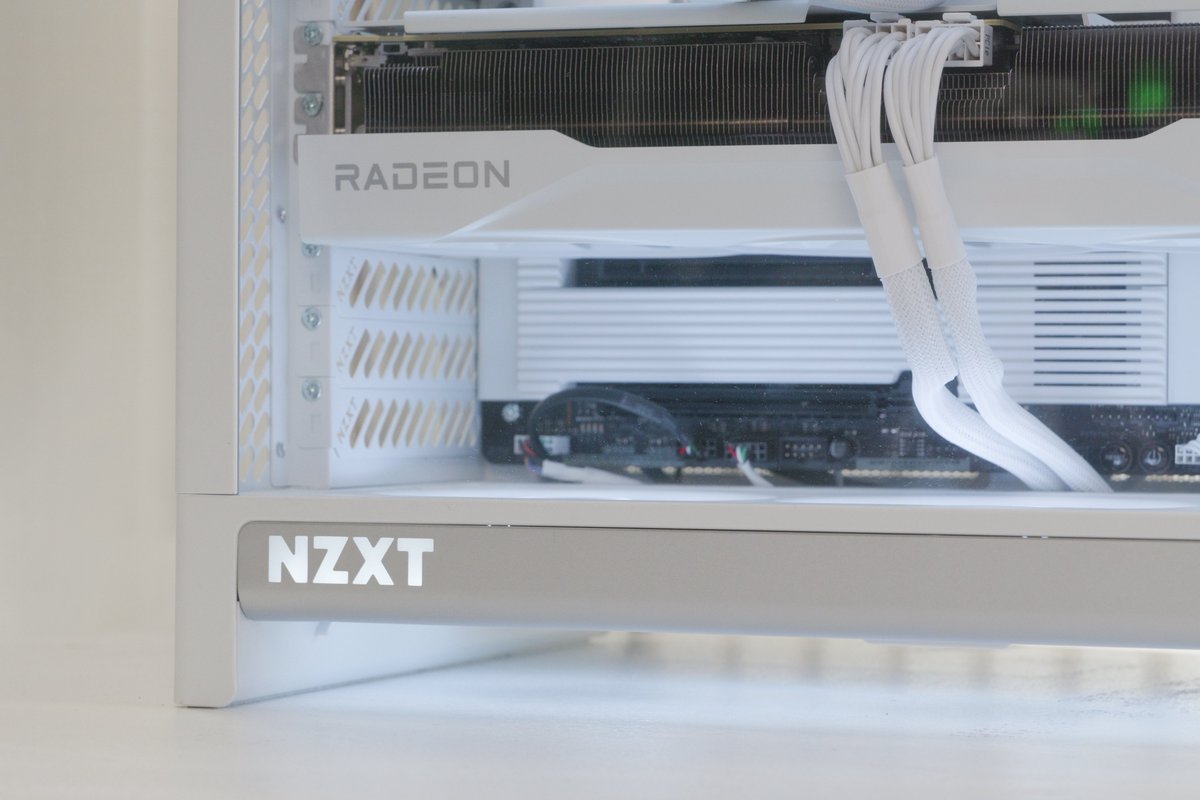 MeteoR_oo0's tweet photo. 【PR】NZXT H6 2026ver setup 🤍

先月に発売された新型PCケースを使用して、白デスクに設置してみました。 https://t.co/U8vDvnoVrd