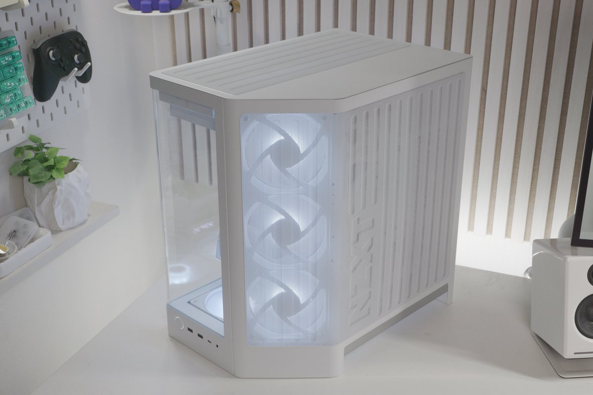 MeteoR_oo0's tweet photo. 【PR】NZXT H6 2026ver setup 🤍

先月に発売された新型PCケースを使用して、白デスクに設置してみました。 https://t.co/U8vDvnoVrd