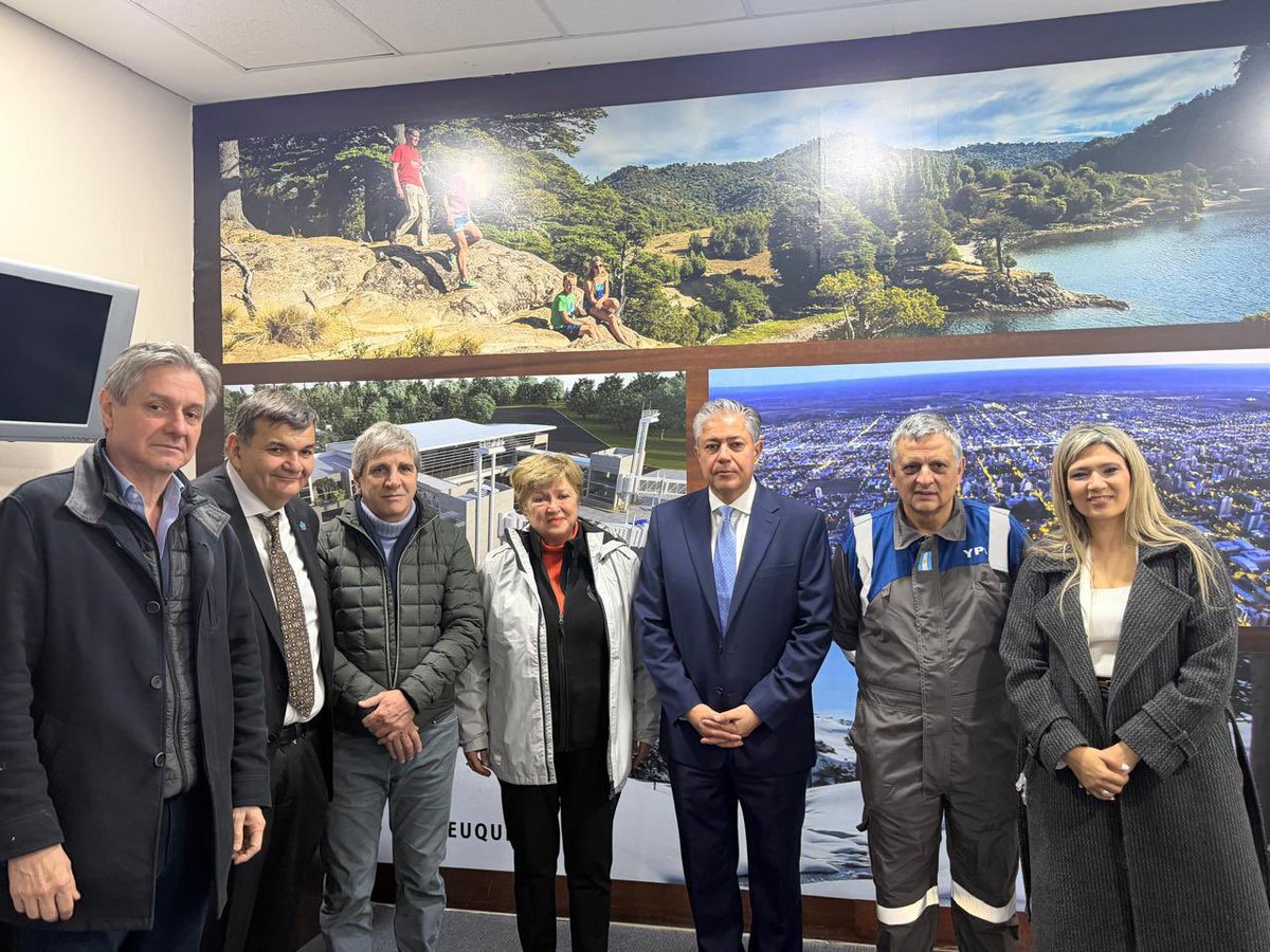 nadiajmarquez's tweet photo. Recibimos en #Neuquén a Kristalina Georgieva, titular del FMI, quien junto al Ministro Caputo y a Horacio Marín de YPF, recorrieron territorio de Vaca Muerta. Dialogamos sobre el enorme potencial energético de la Argentina 🇦🇷, y el papel trascendental de Neuquén.
Seguimos trabajando para una Argentina libre y próspera, liderada por el Presidente @JMilei