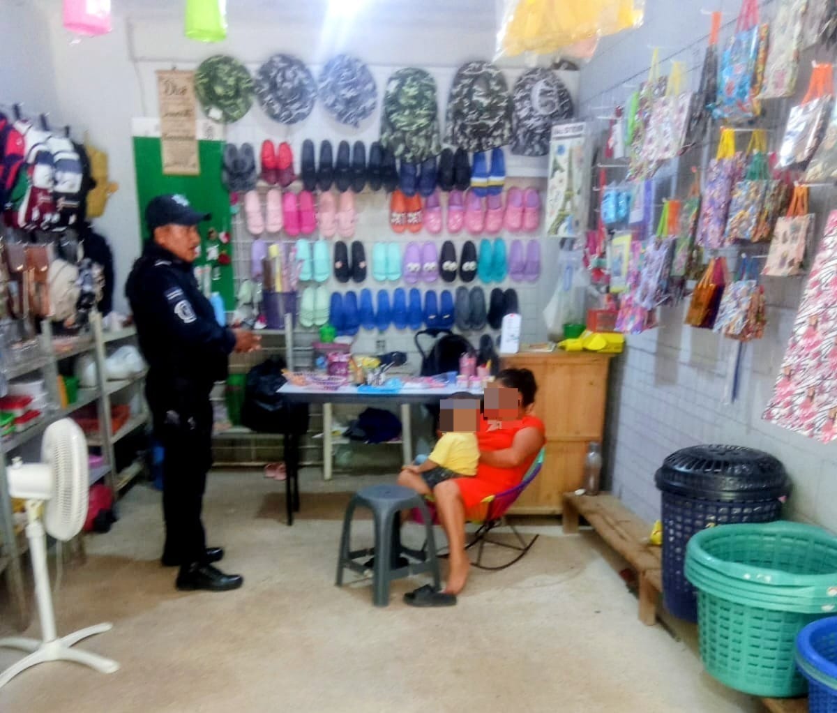 SSPCTabasco's tweet photo. ¡La seguridad la construimos juntos y juntas!
📷📷📷
​Nuestros elementos de la Guardia Estatal realizaron operativos de proximidad social y vigilancia estratégica en puntos clave.

https://t.co/sWV08BE2fZ https://t.co/6Mw6tK7yBU