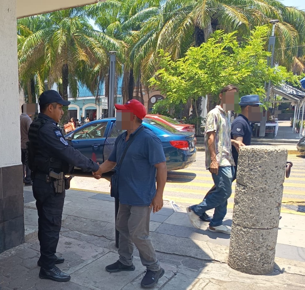 SSPCTabasco's tweet photo. ¡La seguridad la construimos juntos y juntas!
📷📷📷
​Nuestros elementos de la Guardia Estatal realizaron operativos de proximidad social y vigilancia estratégica en puntos clave.

https://t.co/sWV08BE2fZ https://t.co/6Mw6tK7yBU