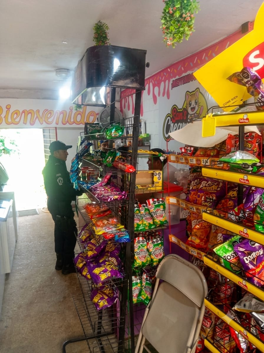 SSPCTabasco's tweet photo. ¡La seguridad la construimos juntos y juntas!
📷📷📷
​Nuestros elementos de la Guardia Estatal realizaron operativos de proximidad social y vigilancia estratégica en puntos clave.

https://t.co/sWV08BE2fZ https://t.co/6Mw6tK7yBU