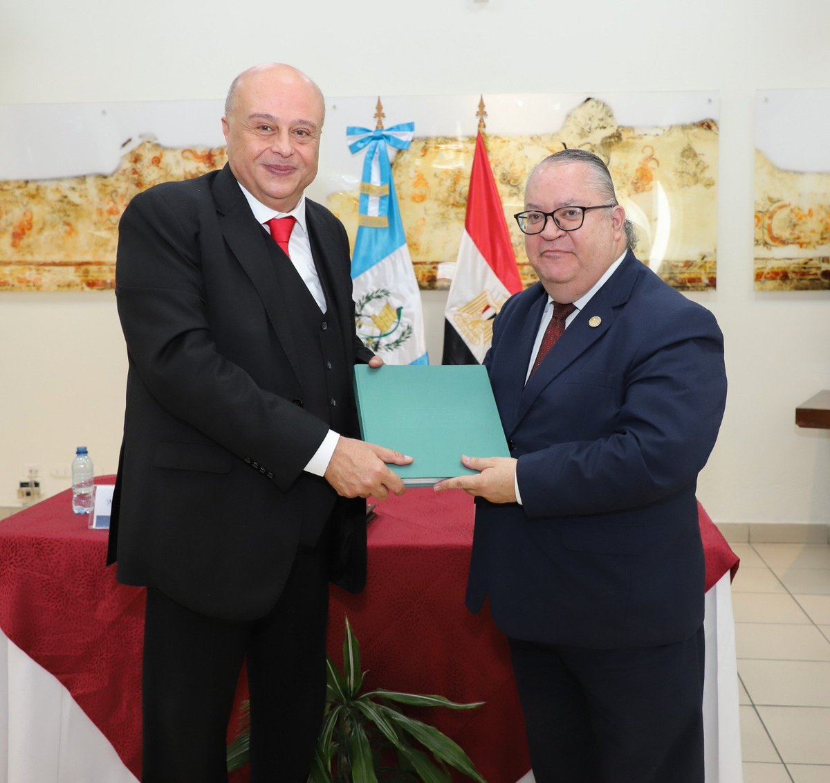 MinexGt's tweet photo. La Academia de Diplomacia del @MinexGt organizó la conferencia “Essence of Egypt”, impartida por el Sr. Hatem Hassouba, embajador de Egipto. Durante la actividad, el jefe de misión compartió sus reflexiones sobre la diplomacia contemporánea y cómo esta refleja la realidad política, económica, cultural e histórica de los socios internacionales. 

Su disertación se llevó a cabo en el marco del fortalecimiento de las relaciones bilaterales entre Guatemala y Egipto.