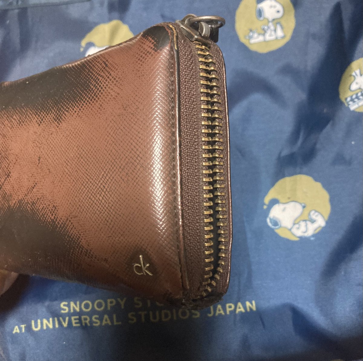 19660421S's tweet photo. @tamahime_kaga @supergodpero #体育館裏に集合
もう10年以上使ってるカルバンクラインの財布です。ファスナーが壊れました https://t.co/ldgqijx8TP