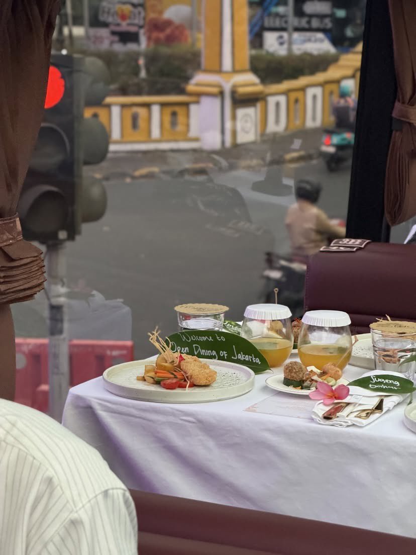 LambeSahamjja's tweet photo. program baru pemda DKI
ngadain open dining transjakartaaa

Rutenya dari House Of Tugu - Monas - Sarinah - HI trus balik lagi ke House Of Tugu

infonya bakal launching di Agustus nanti dan beli tiketnya bisa di apps Klook / Transjakarta https://t.co/Q7zCASilLh