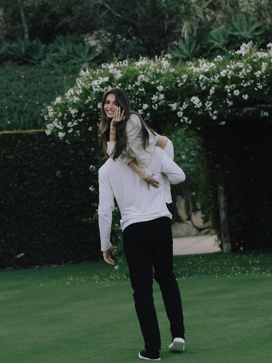 urmds_'s tweet photo. ฉันร้องไห้จริงจากใจคนที่ตามมาจะ10ปี Madison beer ผ่านอะไรมาเยอะมาก วันนี้เขาได้เจอคนที่รักเขาจริง ๆ สักที ใช่ค่ะ Justin Herbert กับ Madison beer กันเรียบร้อยแล้ว😭💍 ♡ https://t.co/XuOT79MxK5
