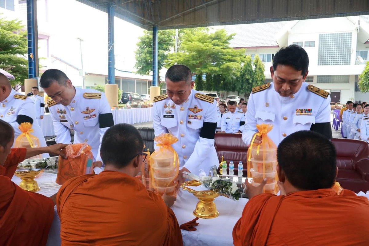 Army_Artillery's tweet photo. เมื่อ 27 ก.ค. 69 เวลา 0900 พ.อ.วีรวัฒน์ เฉียงพิมาย และ พ.อ.พุฒิกร เดไปวา เป็นผู้แทน พล.ป. เข้าร่วมพิธีทำบุญตักบาตรถวายพระราชกุศล พิธีถวายเครื่องราชสักการะและวางพานพุ่ม และพิธีถวายพระพรชัยมงคล เนื่องในโอกาสวันเฉลิมพระชนมพรรษา พระบาทสมเด็จพระเจ้าอยู่หัว ทรงเจริญพระชนมพรรษา 74 พรรษา https://t.co/Rwq9sKWFlP