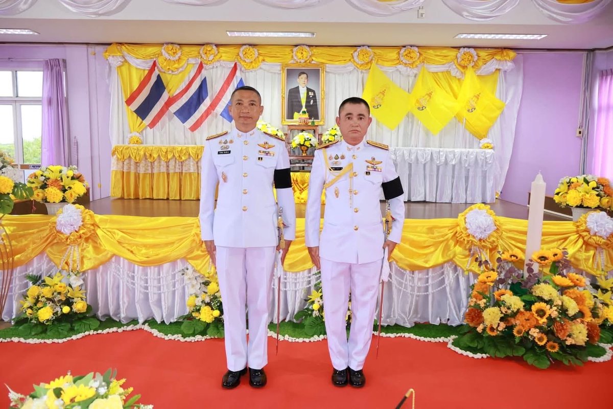 Army_Artillery's tweet photo. เมื่อ 27 ก.ค. 69 เวลา 0900 พ.อ.วีรวัฒน์ เฉียงพิมาย และ พ.อ.พุฒิกร เดไปวา เป็นผู้แทน พล.ป. เข้าร่วมพิธีทำบุญตักบาตรถวายพระราชกุศล พิธีถวายเครื่องราชสักการะและวางพานพุ่ม และพิธีถวายพระพรชัยมงคล เนื่องในโอกาสวันเฉลิมพระชนมพรรษา พระบาทสมเด็จพระเจ้าอยู่หัว ทรงเจริญพระชนมพรรษา 74 พรรษา https://t.co/Rwq9sKWFlP