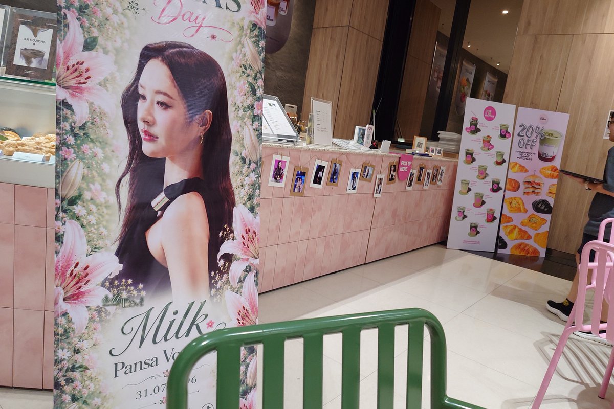 MilkLoveTH's tweet photo. 🎈มาที่คาเฟ่สำหรับ #MilkPansa30thBloom ระหว่างมาเก็บโปรเจกต์กันได้นะ~ 🤩
#MilkPansa #มิ้ลค์พรรษา #mimiv

ต้อนรับด้วยสแตนดี้พี่มิ้ลค์คนสวยและรูปสวย ๆ โดย @knnknnknnt  @muvyoutoo @pee_pumkin  @iKoraCoke  @blumoonfoto  @TWO_PopCorn

สั่งเครื่องดื่มพร้อมรับ cup sleeve และ photocard จากทางบ้าน MilkLove Thailand
เมื่อสั่งเครื่องดื่มที่กำหนด* พบกับ Matcha kiss ลายพิเศษในวันพิเศษ

และมาส่งความรักให้พี่มิ้ลค์ผ่านข้อความกันนะคะ (มีคนแซวว่าเหมือนสมุดเฟรนด์ชิพเลย ใครทันนี่ไม่เด็กแล้วนะ 🤔)

🍵 *รายการเครื่องดื่มที่สามารถโรยผงมัทฉะได้ 
- Love u so coco
- Strawberry latte matcha kiss
- Lychee Matcha kiss
- Banoffee matcha kiss
- Pineapple matcha smoothie
- Strawberry matcha smoothie
- Love u so banoffe