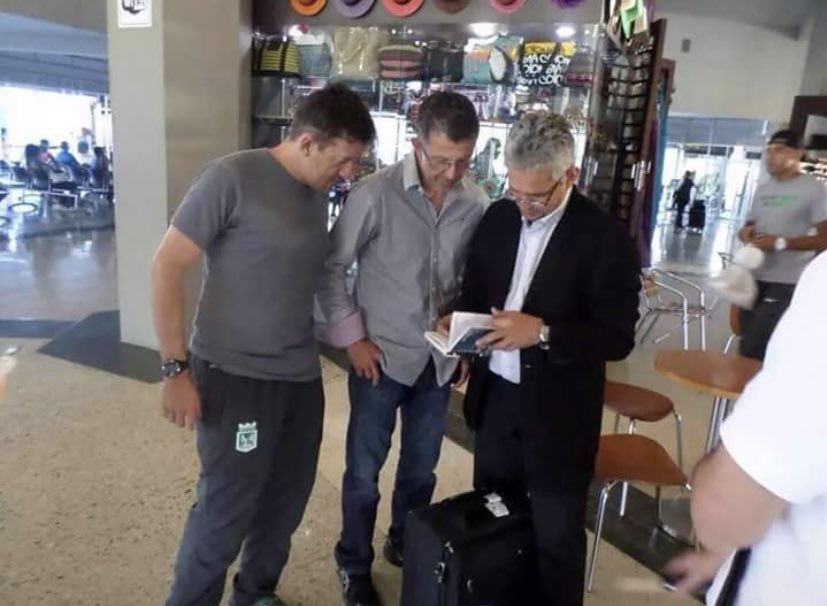 Alexparram9's tweet photo. ¿Juan Carlos Osorio? En mis libros es el que le devolvió a grandeza a A/N a nivel internacional, es el que puso las bases futbolísticas en nuestra época dorada, el que siempre tuvo la convicción de que el torneo internacional llegaría. Un GENIO del fútbol al que siempre estaré agradecido. La Libertadores también es tuya, mister. (Foto 2015)