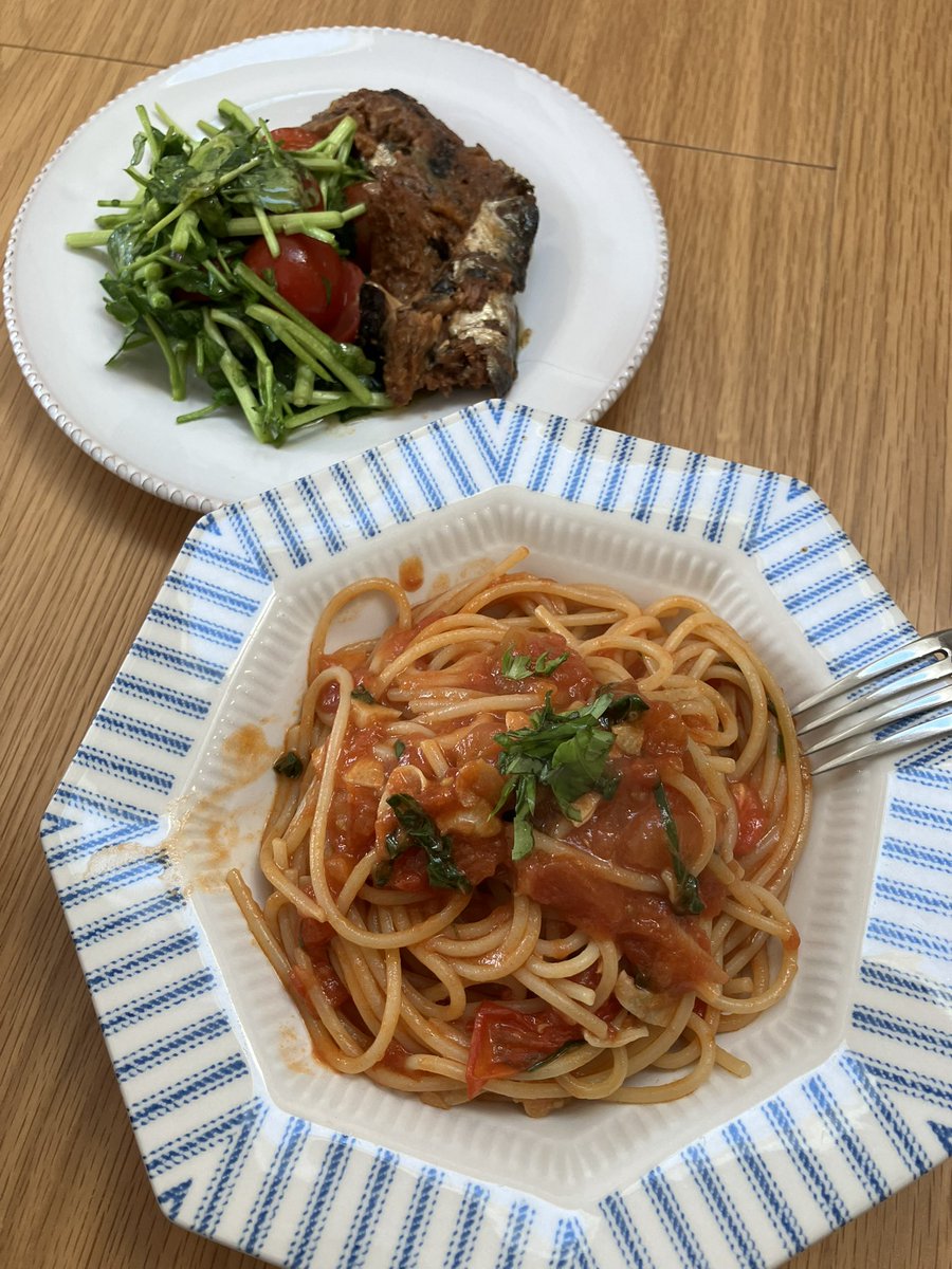hanachan20201's tweet photo. 12/29昼 #おうちごはん トマトソースパスタとイワシの缶詰サラダ。なんだかオシャレカフェみたいだ。 https://t.co/Lw3CxfHMWN