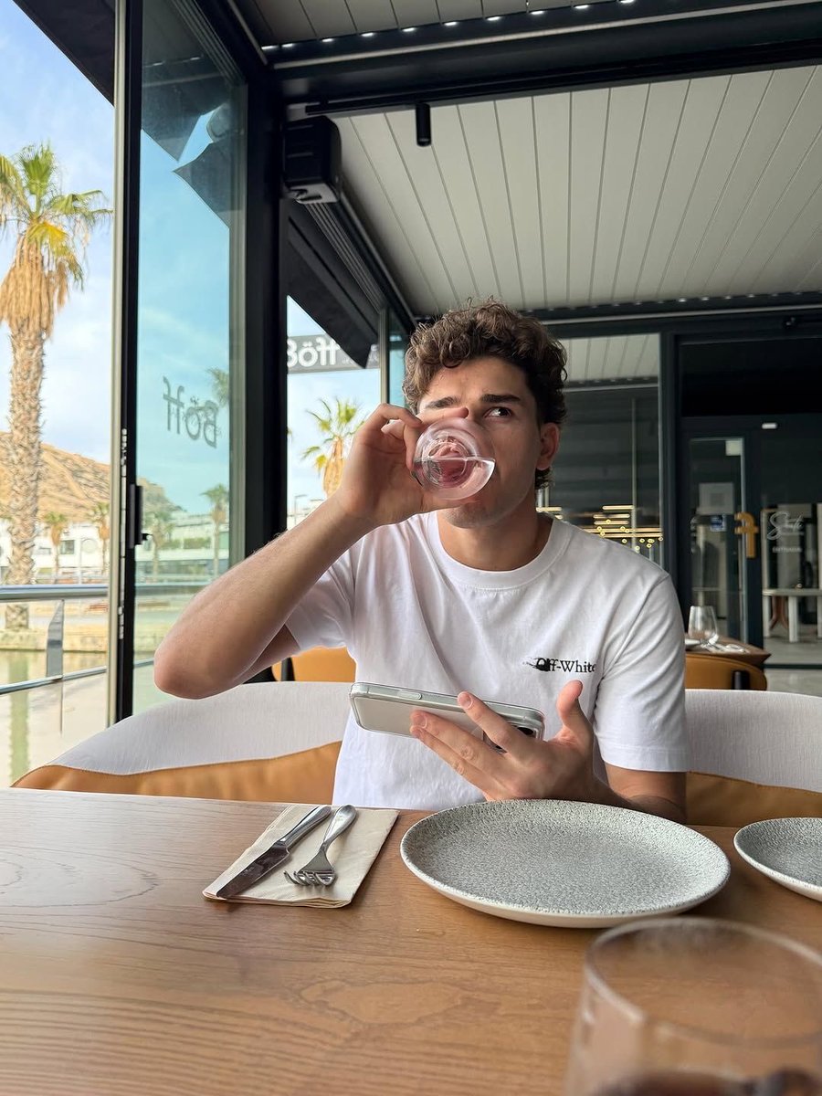 1nhlls's tweet photo. #JULIENZO au.  ༄.°

┈ Donde Julián va a una feria a obligatoria con sus amigos sin pensar que se iba a encontrar a un turrito lindo

o 

Donde Enzo  se puso a ayudar al cuti en su puesto de la feria y se enamora de un cliente a primera vista https://t.co/aS3ENZsxxK