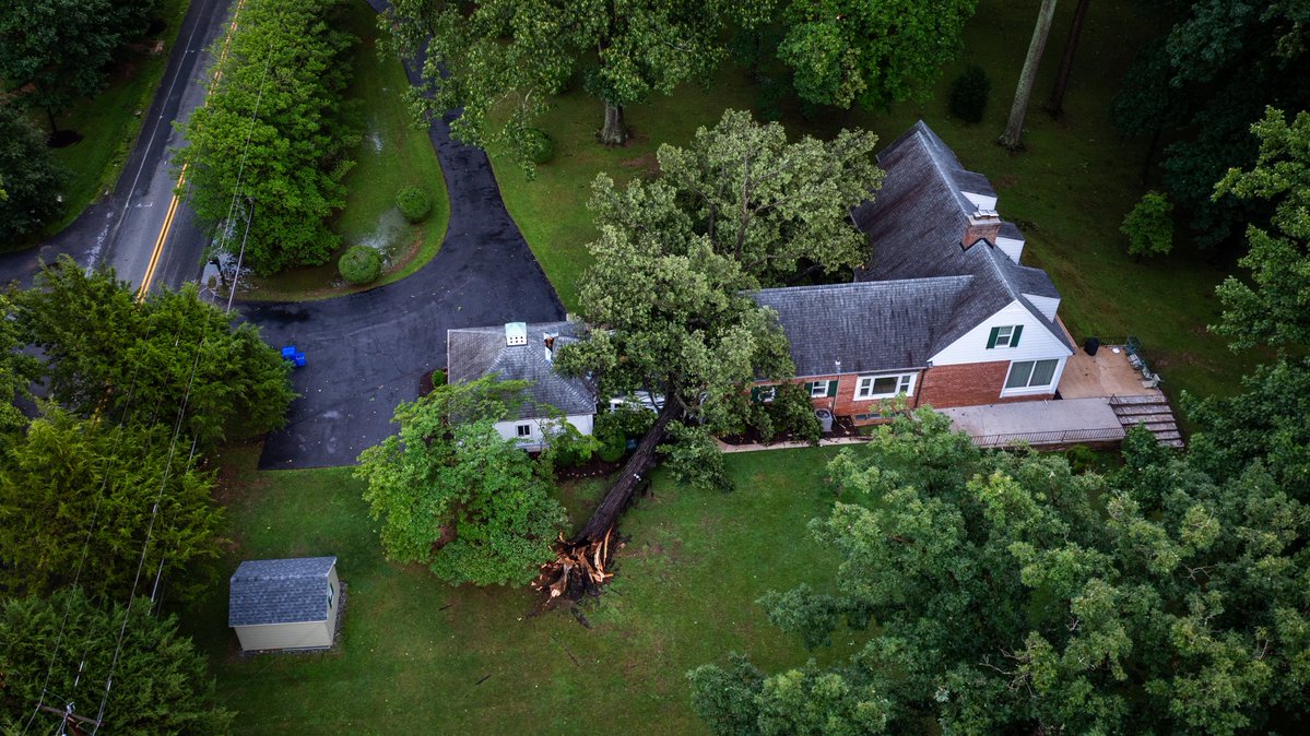 MyDronePro's tweet photo. Brookeville, MD - Numerous trees are down in the area due to the strong winds, this one off of Brighton Dam Rd. #MdWx #Wx @capitalweather @MeteoMdWX @JustinWeather @WashingtonianWx https://t.co/oX5bKQFMPY