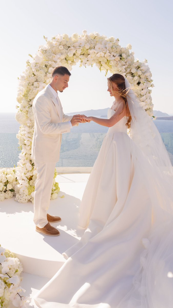 centralreality's tweet photo. O jogador Gabriel Martinelli e Isabella Rousso se casam na Grécia. https://t.co/Rf6fxcrJly