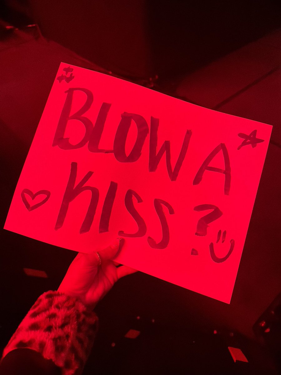 ningkeus's tweet photo. ayo what the fuck. he saw it before this, didn’t do anything, AND THEN THIS A MINUTE LATER???

#ENHYPEN #JAKE #EN_WORLDTOUR_BLOODSAGA
#BLOODSAGA_IN_OAKLAND https://t.co/XnjUeSJL8o