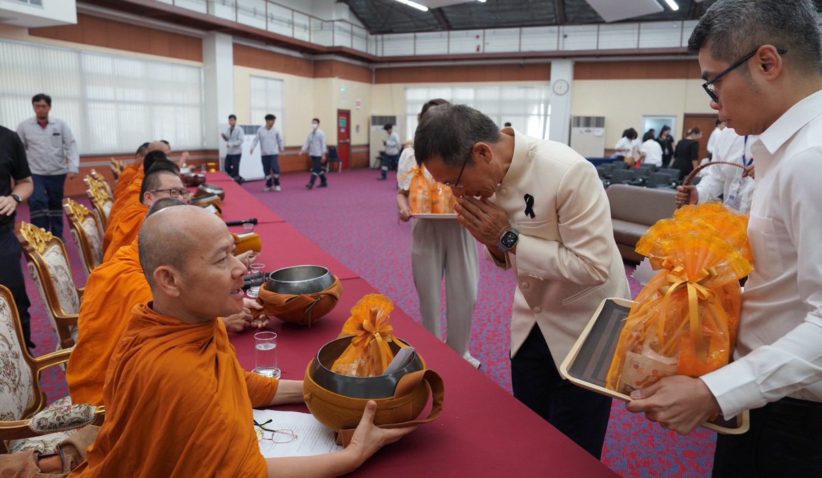 MDechasakulsom's tweet photo. วันที่ ๒๔ กรกฎาคม ๒๕๖๙ ร่วมกับคณะผู้บริหาร พนักงาน และผู้ปฏิบัติงานภายใน การรถไฟฟ้าขนส่งมวลชนแห่งประเทศไทย (รฟม.) กิจกรรมทำบุญตักบาตร ประจำเดื���นกรกฎาคม ๒๕๖๙ เนื่องในโอกาสวันเฉลิมพระชนมพรรษา พระบาทสมเด็จพระเจ้าอยู่หัว ๒๘ กรกฎาคม ๒๕๖๙ ณ บริเวณห้องประชุม ๒ ชั้น ๙ อาคาร ๑ รฟม. https://t.co/khE0apFctd