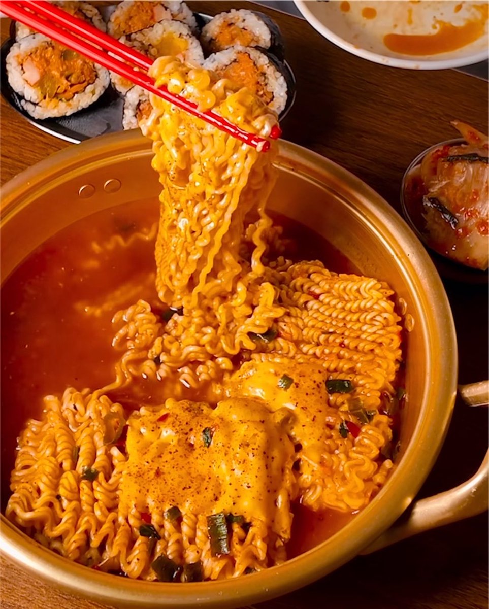 jiny_popo's tweet photo. 아침에 일어나자 마자 먹는 라면 ㅁㅊ어요 https://t.co/m1zzTLELtE