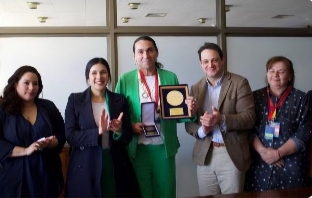 Thoruk_Operator's tweet photo. @_p_i_l_a_r Pero si el chiste te lo cuenta yercopuchento lo aplauden 🤣 pero se quedaron calladitos cuando les zurdes sus proseres del fraude amplio, comunistas y radicales cuando premiaban a rodrigo lopez barrera el violador de niños de los andes que fue condenado a 15 años https://t.co/4OgQ8PQTu9
