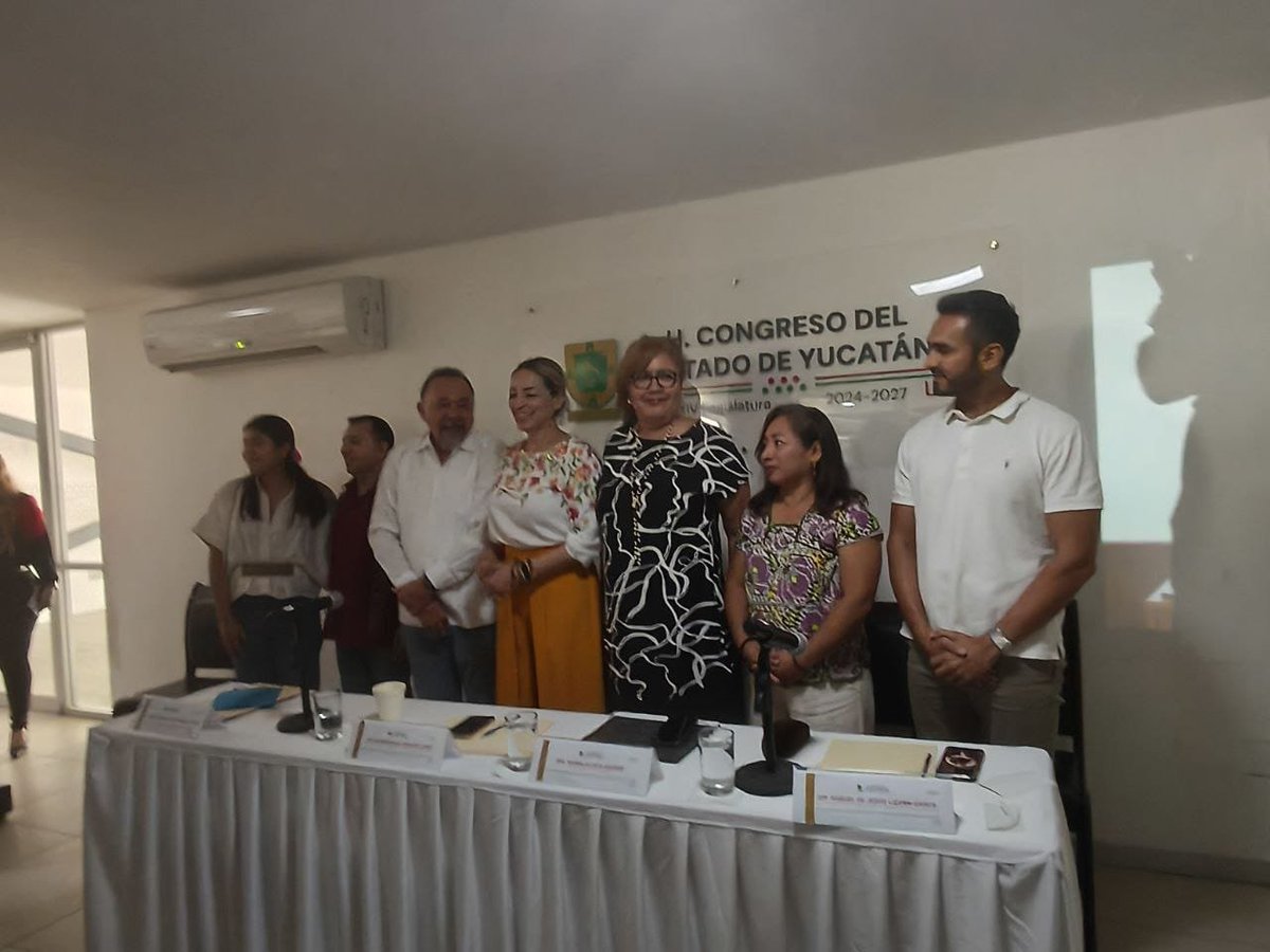 EmbaCuMex's tweet photo. 🇨🇺🤝🇲🇽En ocasión de la conmemoración del 26 de julio, Día de la Rebeldía Nacional de Cuba, se realizó la Conferencia "Solidaridad Cubana - Yucateca", impartida por el Dr. Carlos Eduardo Bojórquez Urzaiz. El encuentro estuvo presidido por los diputados Naomi Raquel Peniche López (@NaomiPeniche) y Samuel de Jesús Lizama Gasca.

El Dr. Carlos E. Bojórquez Urzaiz, historiador, antropólogo y presidente del Comité Ejecutivo Estatal de Morena en Yucatán realizó una disertación sobre el significado del 26 de julio para Cuba y los lazos de hermandad que unen a Yucatán con la mayor de Las Antillas. El acto se dedicó al centenario de Fidel Castro, líder de la Revolución Cubana.

La diputada Naomi Peniche López disertó sobre la empatía de los yucatecos y yucatecas hacia Cuba: “a Yucatán y a Cuba nos une el mismo deseo, vivir en paz, alcanzar la justicia y ser pueblos dignos que decidan su propio futuro” subrayó.

La cónsul general de Cuba, Nayma Acosta Aguirre agradeció las muestras de solidaridad del Estado, el Gobierno, el Congreso y el pueblo de Yucatán. Asimismo, aseguró a los presentes que en esta batalla por la soberanía, Cuba se enfrentará con la misma creatividad, confianza en la Revolución y unidad nacional. Como diría el Comandante en Jefe, Fidel Castro: “nuestro pueblo es uno de esos pueblos que no tembló nunca ante el sacrificio (…) un pueblo que no tembló ni temblará nunca ante el precio que tenga que pagar por su felicidad”.

🔗https://t.co/olcy2noqJS