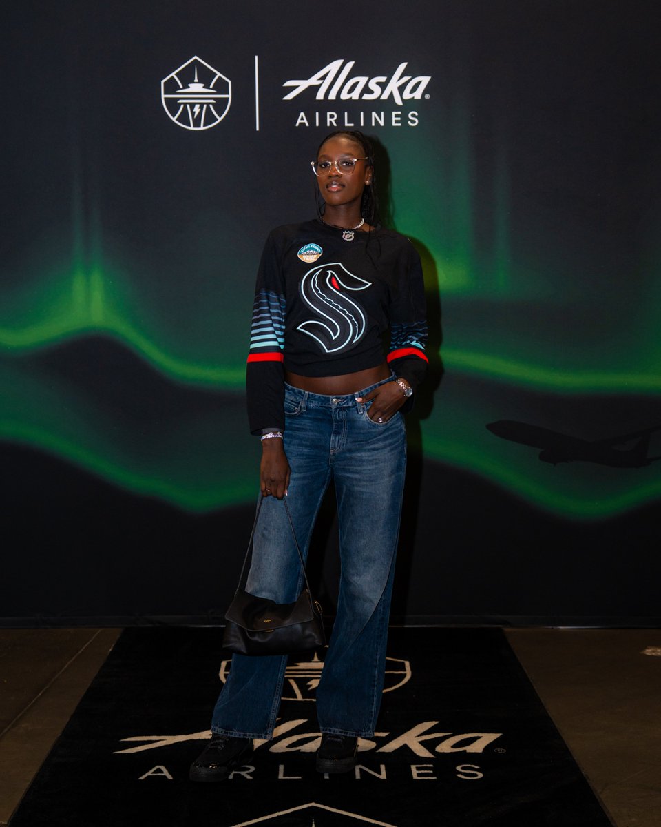 seattlestorm's tweet photo. Awa repping @SeattleKraken 🩵🦑

@AlaskaAir | Arrivals https://t.co/dfIDA6RKr2