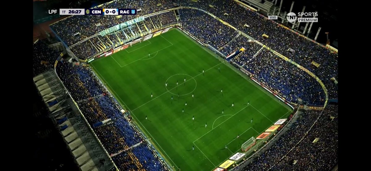 seguimientoCarp's tweet photo. Nunca voy a entender para que agrandan la cancha estos clubes que la llenan 4 veces al año. https://t.co/qcUjFnkV2c