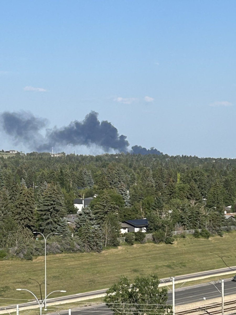 changos3426's tweet photo. Is it forest fire in Calgary. #wildfire #forestfire #calgary https://t.co/1JJxvTUE5P