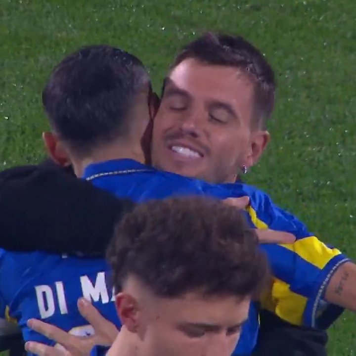 TyCSports's tweet photo. 🟡🔵🇦🇷  ¡EL RECONOCIMIENTO DEL CANALLA A LO CELSO!

En la previa del encuentro ante Racing, Rosario Central homenajeó al volante de la Selección Argentina con una placa por su actuación en el Mundial, que fue entregada por Ángel Di María. #TorneoClausura https://t.co/rfGfAkuq4I