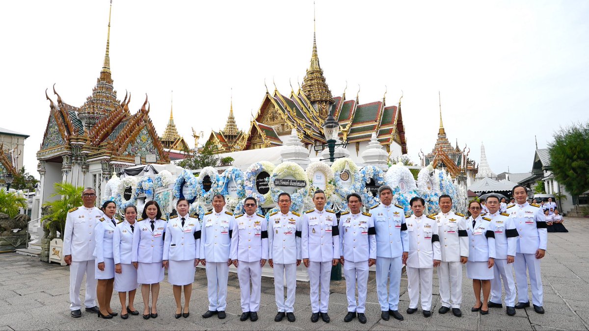 MDechasakulsom's tweet photo. วันที่ ๑๗ กรกฎาคม ๒๕๖๙  น้อมรำลึกถึงพระมหากรุณาธิคุณอันหาที่สุดมิได้ การรถไฟฟ้าขนส่งมวลชนแห่งประเทศไทย(รฟม.) ร่วมเป็นเจ้าภาพบำเพ็ญกุศลและพระพิธีธรรมสวดพระอภิธรรมพระบรมศพสมเด็จพระนางเจ้าสิริกิติ์ พระบรมราชินีนาถ พระบรมราชชนนีพันปีหลวง ณ พระที่นั่งดุสิตมหาปราสาท ในพระบรมมหาราชวัง https://t.co/ognBjasqsA
