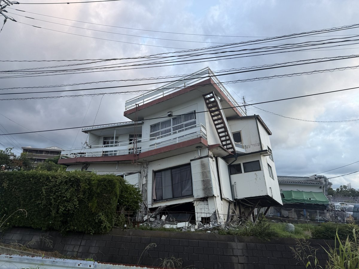 2nd_Touketsu's tweet photo. 身内の要請で八代に物資を届けています　概観で5割程度の建物が全壊・倒壊しており、言葉がでません　知ってる店も、家も、駅も、城も、もう https://t.co/ZbEnPHGtxL
