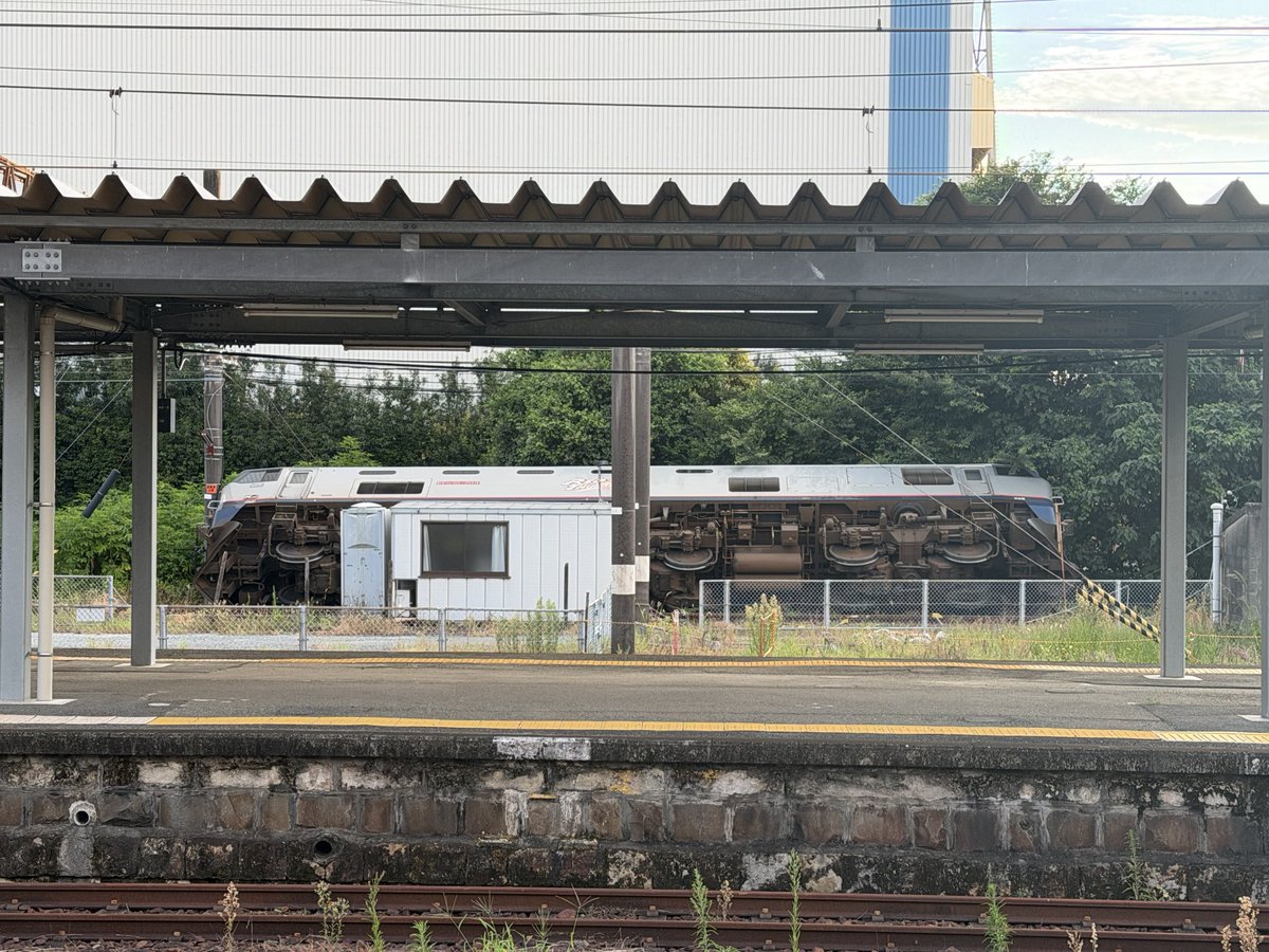 2nd_Touketsu's tweet photo. 身内の要請で八代に物資を届けています　概観で5割程度の建物が全壊・倒壊しており、言葉がでません　知ってる店も、家も、駅も、城も、もう https://t.co/ZbEnPHGtxL