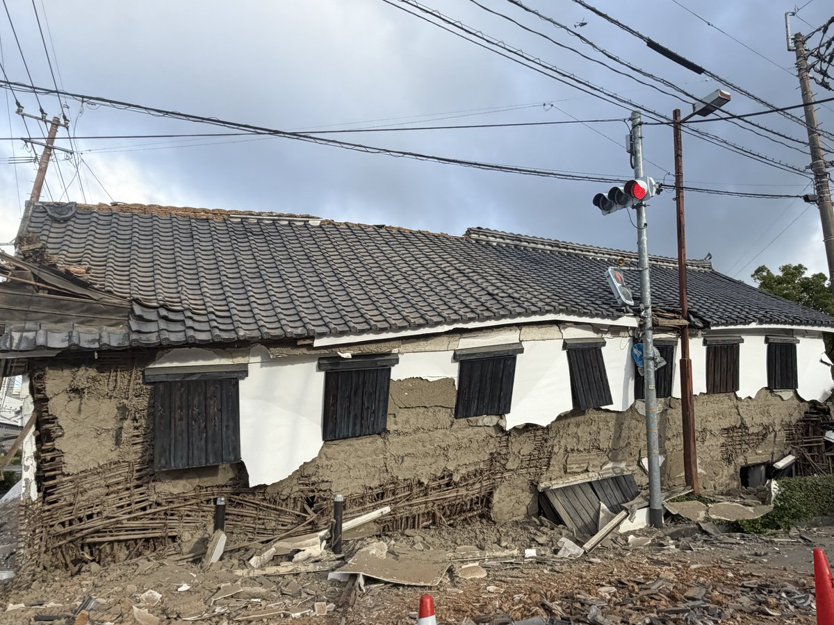 2nd_Touketsu's tweet photo. 身内の要請で八代に物資を届けています　概観で5割程度の建物が全壊・倒壊しており、言葉がでません　知ってる店も、家も、駅も、城も、もう https://t.co/ZbEnPHGtxL
