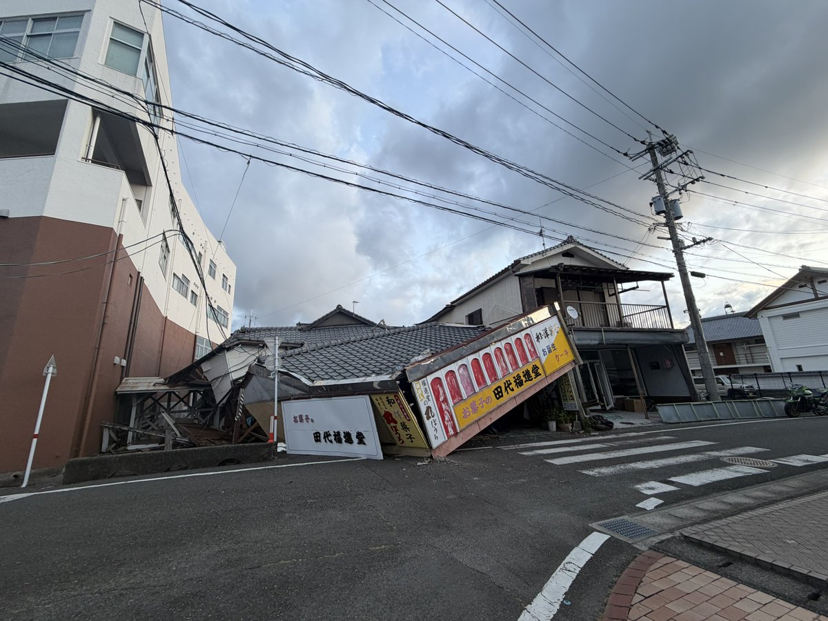 2nd_Touketsu's tweet photo. 身内の要請で八代に物資を届けています　概観で5割程度の建物が全壊・倒壊しており、言葉がでません　知ってる店も、家も、駅も、城も、もう https://t.co/ZbEnPHGtxL