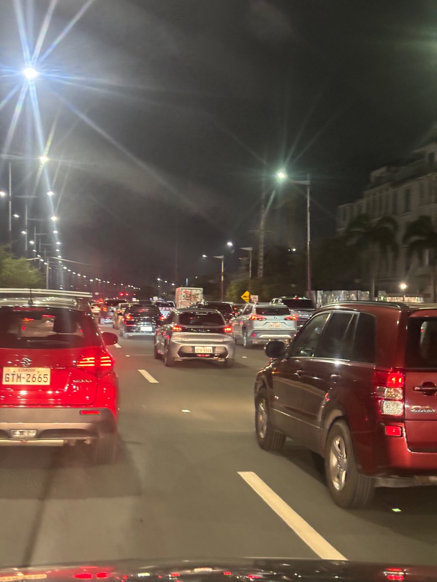 CristobalBP's tweet photo. Desde las 4:00 pm el tráfico es insoportable por culpa de los @CTEcuador en el semáforo de samborondon, ciudad celeste.  En ambos sentidos @paultutiven @samboalerta estos de la CTE solo sirven para entorpecer https://t.co/Rnsns3LzQ5