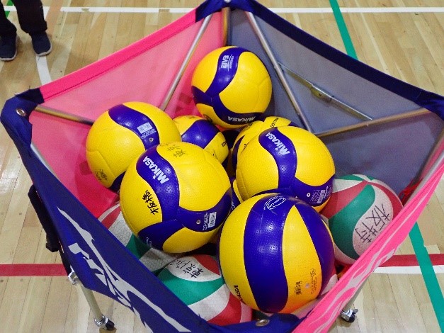 itabashitokushi's tweet photo. 🏆女子球技部　応援ありがとうございました🏐

第28���東京ゆうあいバレーボール大会で、
女子球技部が見事第３位となりました！
日々の練習の積み重ねと、
仲間と声を掛け合いながら
挑戦し続けた成果が実を結びました。
写真のボール一つ一つには、
これまでの努力や思い出が詰まっています。
温かい応援をいただいた皆様、
本当にありがとうございました。
これからも感謝の気持ちを忘れず、
さらに成長できるよう頑張っていきます✨
#板橋特別支援学校 
#女子球技部 #バレーボール 
#応援ありがとうございました