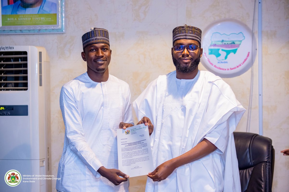 DahirMHashim's tweet photo. A madadin Mai Girma Gwamnan Jihar Kano, Alhaji Abba Kabir Yusuf, na yi farin cikin gabatar da takardun ɗaukar aiki ga matasa da suka kasance masu ba da gudunmawa wajen ci gaban Jihar Kano.

Waɗanda suka karɓi takardun sun haɗa da:

• Faisal Musa Wawu – SSR on Water Resources, Environment and Climate Change
• Umar Abdulkadir Koguna – SR on Beautification
• Aminu Saleh – SR on Polling Units
• Musa Sani – SR on Mobilization

Muna taya su murna tare da yi musu fatan Allah Ya ba su ikon sauke nauyin da aka ɗora musu cikin gaskiya, riƙon amana da kishin al’umma.

Muna kuma miƙa godiya ta musamman ga Mai Girma Gwamna bisa ci gaba da bai wa matasa dama su ba da gudunmawarsu wajen gina Kano mafi alheri. Allah Ya ƙara masa lafiya, hikima da nasara, Ya kuma maimaita masa kujerar shi. Ameen.

Dr. Dahiru M. Hashim
Kwamishin Ma'aikatar Ruwa, Muhalli da Sauyin Yanayi na Jihar Kano.