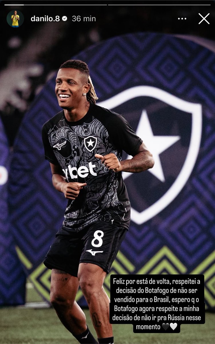 reiff_mateus's tweet photo. ué, danilo, nao entendi? vc pede respeito, mas nao se da o respeito? 
a verdade é q te falta hombridade pra respeitar o clube q acreditou em vc quando vc tava encostado na inglaterra, te faltou CARÁTER quando vc PERMITIU q os seus empresários jogassem pra mídia e expôs o Botafogo, até pq, se eles fizeram, é pq vc foi conivente e se vc foi cúmplice dessa pataquada, vc nao devia “pedir respeito”, vc deveria ter vergonha.
então, se recolha na sua insignificância, pq vc não é maior q o Botafogo, vc é um NADA na história do clube e não passa de um mau caráter q não vale o chão q pisa assim como todos q estão ao seu redor.