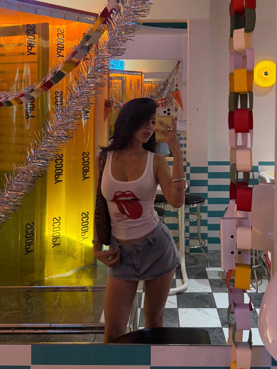 kihlside's tweet photo. mirror, mirror on the wall *pose https://t.co/RGwGkMouSR
